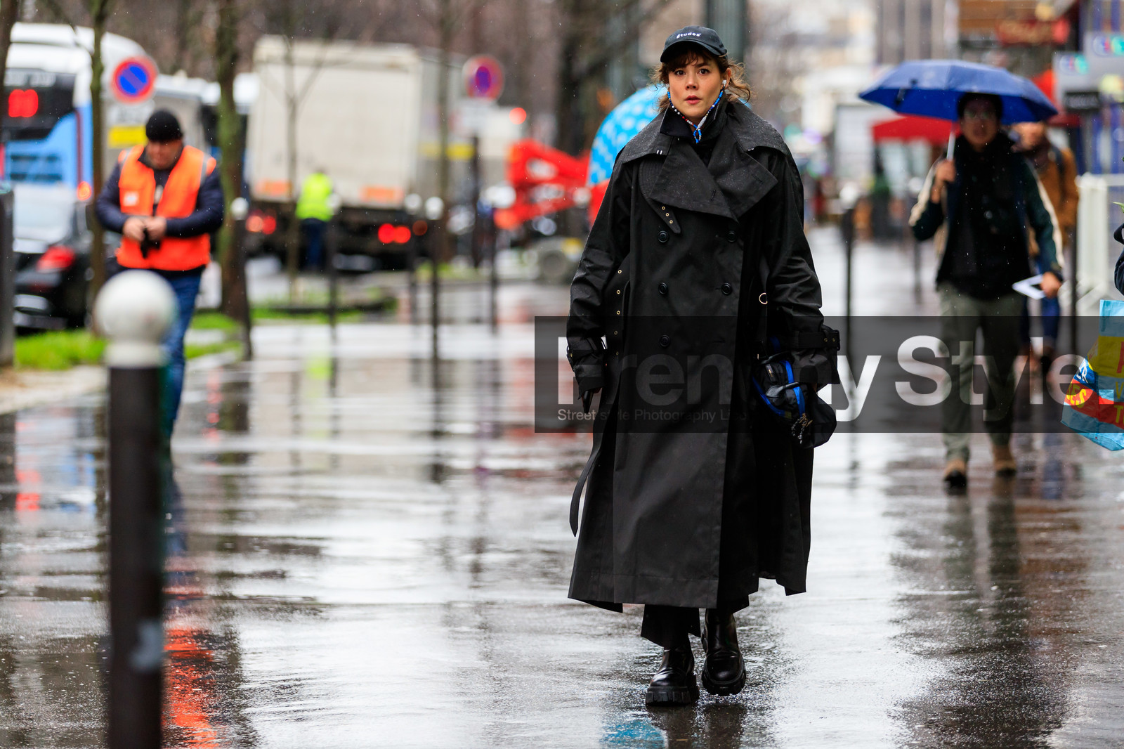 black cap, black trench coat, black bag, oversize trench coat, sacai bag, etudes cap, black leather boots, flat boots, prada boots, fashion week, frenchystyle, FW, jonathan paciullo, street style, PFW, PARIS, horizontal, atmosphere details, full length