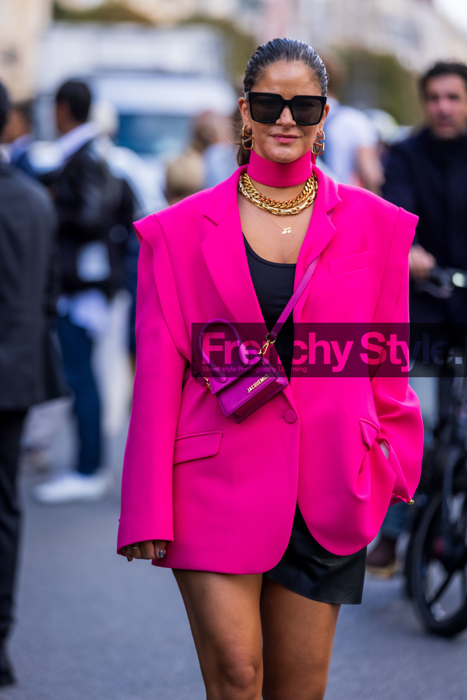 black sunglasses, black tank top, blazer, choker, fluo pink, Gili Biegun, gold chain, gold necklace, jacquemus bag, leather short, mini bag, necklaces, oversize sunglasses, pink blazer, pink choker, short, sunglasses, fashion week, frenchystyle, FW, jonathan paciullo, street style, PFW, PARIS, SPRING SUMMER 2022, SS 22, vertical, atmosphere details