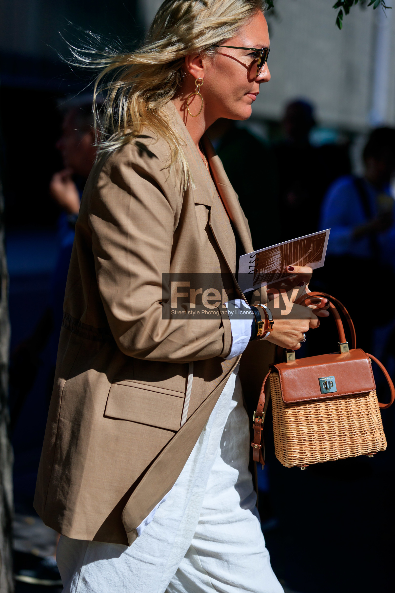 sparrows weave bag, brown leather bag, basket bag, straw bag, hand bag, prada sunglasses, brown scale sunglasses, hermes bracelet, leather bracelet, white bracelet, black bracelet, golden earrings, hoop earrings, dangling earrings, beige jacket, white pants, fashion week, frenchystyle, FW, jonathan paciullo, street style, vertical, detail, atmosphere details