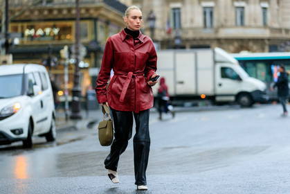 flora macdonald johnston, red leather shirt, kaki leather bag, black leather pants, white leather boots, squared toed shoes, plaited boots, belted shirt, hand bag, round shape bag, golden earrings, square shape earrings, fashion week, frenchystyle, FW, jonathan paciullo, street style, PFW, PARIS, horizontal, atmosphere details, full length