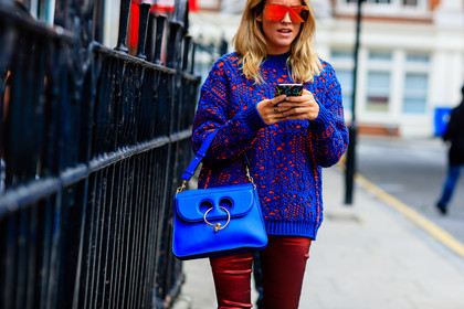 atmosphere details, blanca miro, blue bag, blue sweater, detail, fashion week, frenchystyle, FW, horizontal, jonathan paciullo, jw anderson, leather bag, LFW, lisa anne stuyfzand, LONDON, mirror effect, red pants, SPRING SUMMER 2017, SS 17, street style, sunglasses, trousers, woman