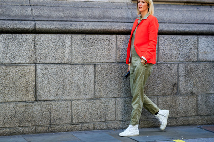 green jumpsuit, leather shoes, red jacket, trousers, white sneakers, fashion week, frenchystyle, FW, jonathan paciullo, street style, LFW, LONDON, SPRING SUMMER 2019, SS 19, atmosphere details, horizontal, detail
