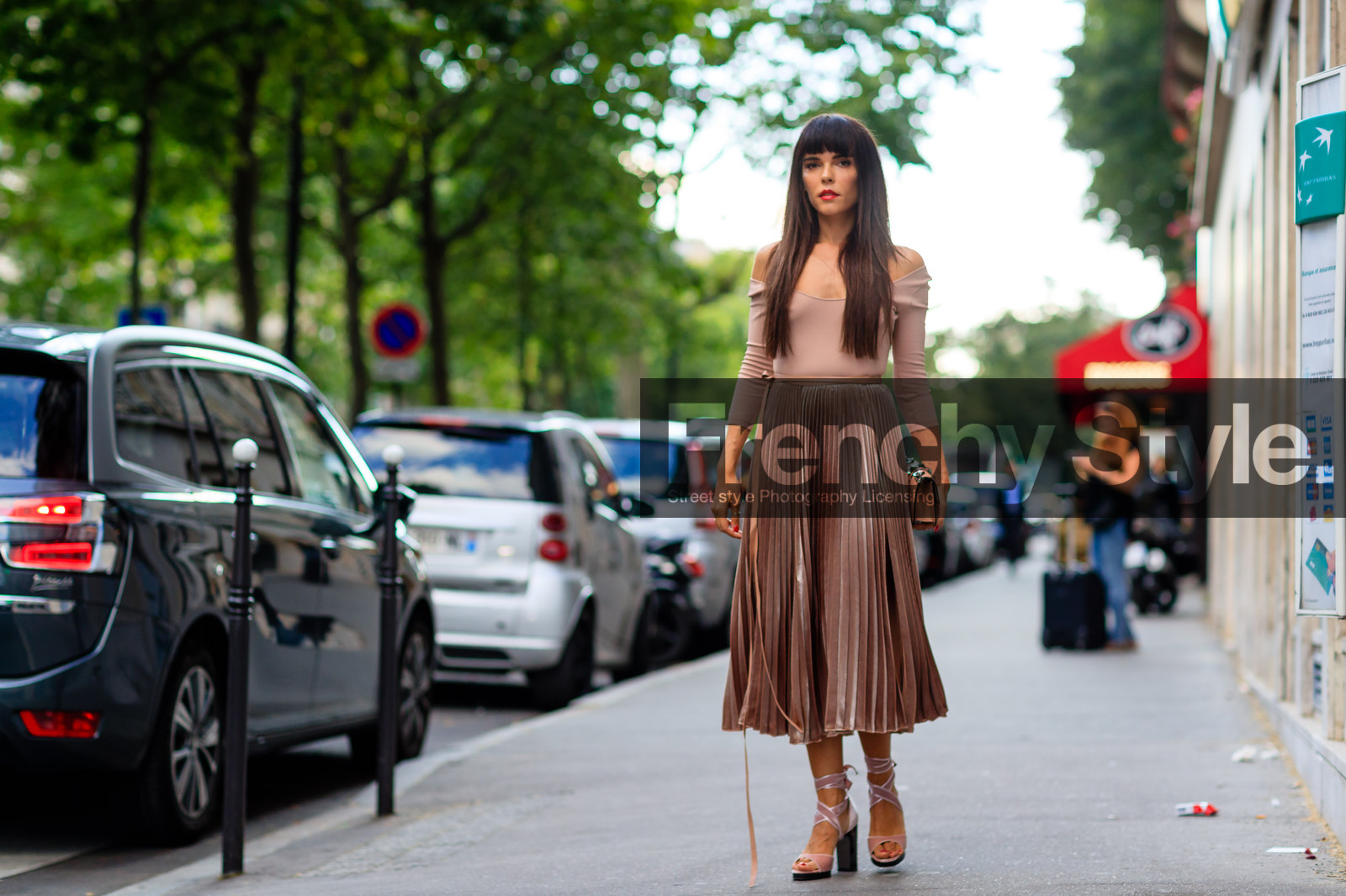 atmosphere details, AUTUMN WINTER 2016-2017, AW 16-17, beige bag, beige skirt, beige top, evangelie smyrniotaki, FALL WINTER 2016-2017, fashion week, frenchystyle, full length, FW, FW 16-17, HAUTE COUTURE, high heels, horizontal, jonathan paciullo, lace up shoes, leather bag, MENSWEAR, PARIS, PFW, pink shoes, pink skirt, pink top, pleated skirt, red lips, shiny skirt, street style, studded bag, valentino