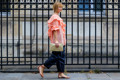 beige bag, brown sandals, checked, leather bag, leather shoes, navy pants, pink top, plaid, ruffles, trousers, PFW, fashion week, frenchystyle, FW, jonathan paciullo, street style, PARIS, horizontal, atmosphere details, full length, AUTUMN WINTER 2018-2019, FALL WINTER 2018-2019, FW 18-19, vika gazinskaya