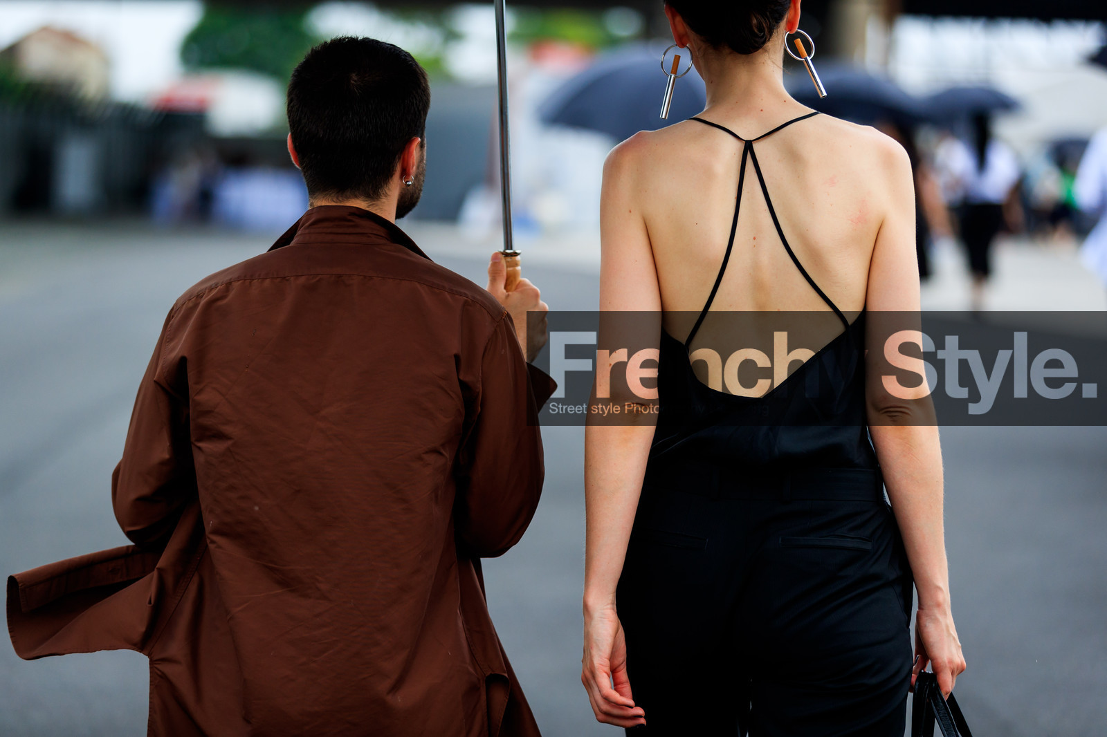 black dress, brown shirt, bun, earrings, open back, vêtements, fashion week, frenchystyle, FW, jonathan paciullo, street style, PFW, PARIS, atmosphere details, horizontal, detail, AUTUMN WINTER 2018-2019, FALL WINTER 2018-2019, FW 18-19