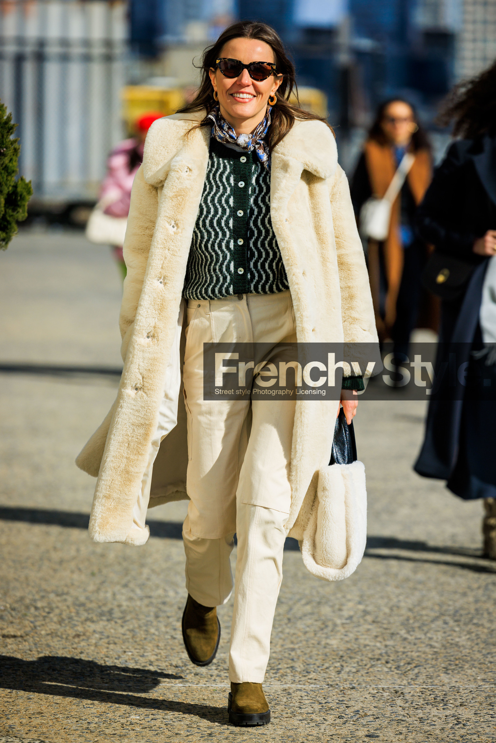 furry coat, white coat, winter furry look, striped black and white pants, furry cabas bag, white cabas bag, cat eye sunglasses, kaki boots, suede boots, knitted cardigan, striped cardigan, green cardigan, buttoned cardigan, knitwear, fashion week, frenchystyle, FW, jonathan paciullo, street style, NYFW, NEW YORK, AUTUMN WINTER 2022-2023, FALL WINTER 2022_2023, FW 22-23, vertical, full length