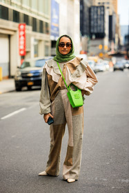 patchwork look, beig patchwork pants, patch work oversized shirt, green scarf, rayban sunglasses, green hijab, fluo green crossbody bag, fashion week, frenchystyle, FW, jonathan paciullo, street style, NYFW, NEW YORK, AUTUMN WINTER 2022-2023, FALL WINTER 2022_2023, FW 22-23, vertical, full length