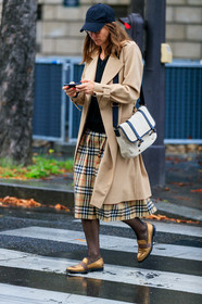 black cap, light beige trench coat, beige skirt, checked skirt, burberry skirt, burberry trench coat, mid long skirt, pleated skirt, black tights, golden shoes, flat shoes, PARIS, PFW, SPRING SUMMER 2020, SS 20, fashion week, frenchystyle, FW, jonathan paciullo, street style, vertical, full length