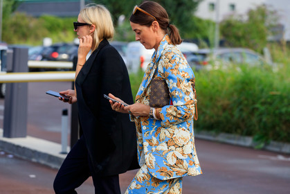 emily zak, rolex watch, silver and golden watch, man style watch, floral print jacket, floral printed pants, floral printed suits, light blue jacket, light blue pants, yellow jacket, yellow pants, louis vuitton clutch, monogrammed clutch, fashion week, frenchystyle, FW, jonathan paciullo, street style, MFW, MILAN, SPRING SUMMER 2020, SS 20