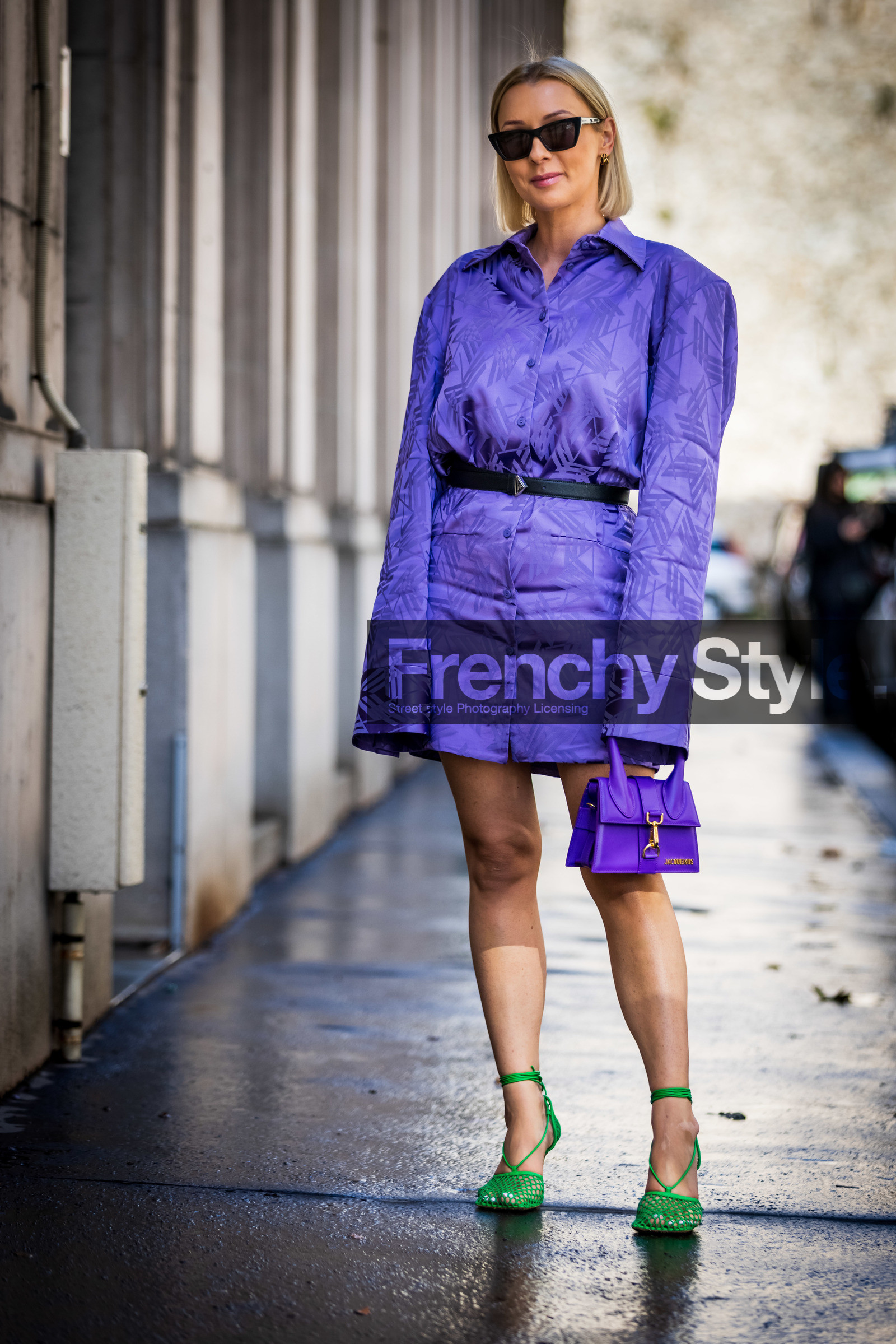 attico dress, bag, belt, black belt, black sunglasses, bottega veneta sandals, chiquito bag, color, dress, green sandals, jacquemus bag, Justyna Czerniak, leather bag, prada belt, printed dress, purple bag, purple dress, sandals, short dress, sunglasses, street style, jonathan paciullo, FW, frenchystyle, fashion week, PFW, PARIS, SPRING SUMMER 2022, SS 22, vertical, full length