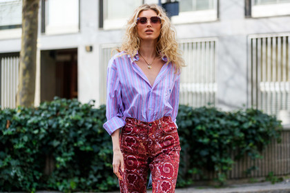 model, red pants, red jeans, cachemere printed pants, cachemere printed jeans, pink shirt, lilac shirt, striped shirt, etro shirt, etro pants, big sunglasses, smoked sunglasses, low necked shirt, golden necklace, letters necklace, fashion week, frenchystyle, FW, jonathan paciullo, street style, MFW, MILAN, AUTUMN WINTER 2020-2021, FALL WINTER 2020-2021, FW 20-21, horizontal, atmosphere details, detail