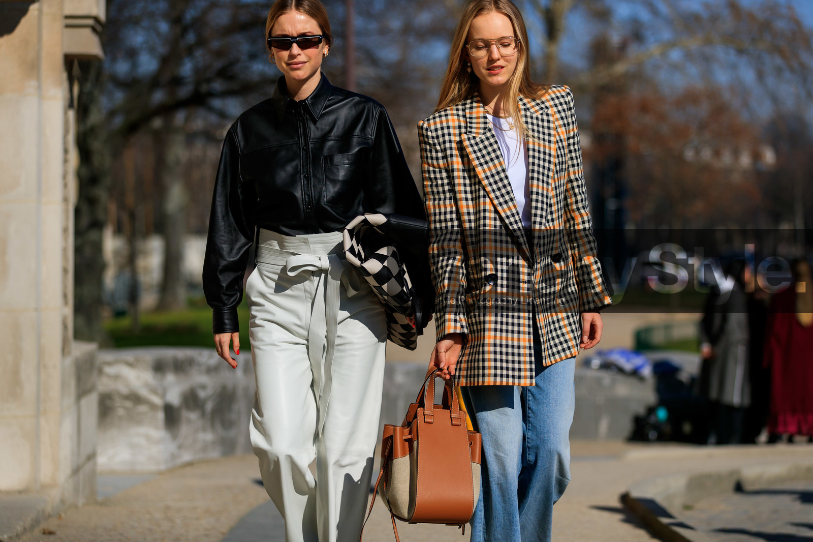 alexandra carl, beige jacket, black and white bag, black shirt, blazer, blue denim, camel bag, checked, denim pants, gingham, graphic bag, graphic jacket, jeans, leather bag, leather pants, leather shirt, loewe, pernille teisbaek, plaid, printed bag, printed jacket, sunglasses, trousers, white pants, white t shirt, PARIS, PFW, street style, jonathan paciullo, FW, frenchystyle, fashion week, AUTUMN WINTER 2019-2020, AW 19-20, FALL WINTER 2019-2020, FW 19-20, horizontal, atmosphere details, detail