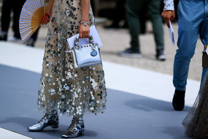 christian dior, embroideries, floral, flowers, graphic dress, graphic skirt, hand fan, leather bag, leather shoes, printed dress, printed skirt, shiny bag, shiny shoes, silver bag, silver shoes, fashion week, frenchystyle, FW, jonathan paciullo, street style, PFW, PARIS, horizontal, atmosphere details, detail, AUTUMN WINTER 2018-2019, FALL WINTER 2018-2019, FW 18-19