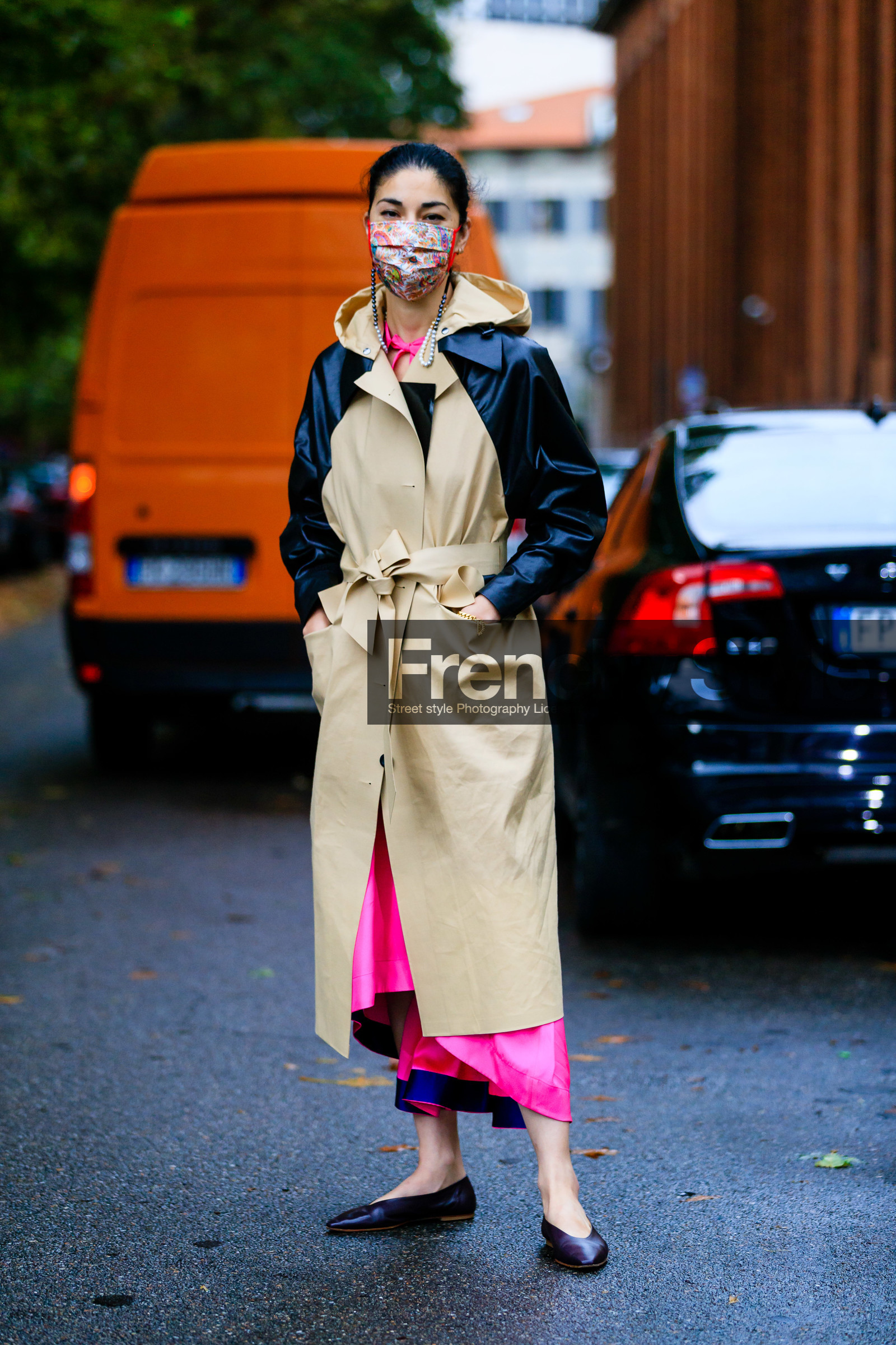 beige trench coat, black leather trench coat, bicolor trench coat, raincoat, belted trench coat, pink dress, burgundy leather loafers, pearl strap sunglasses, covid face mask, caroline issa, street style, jonathan paciullo, FW, frenchystyle, fashion week, MFW, MILAN, SPRING SUMMER 2021, SS 21, vertical, full length