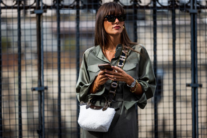 bag, black sunglasses, crossbody bag, dress, earrings, fluffly bag, gold bracelet, gold earrings, Julie Sergent Ferreri, khaki dress, longchamp bag, ring, strap, sunglasses, watch, fashion week, frenchystyle, FW, jonathan paciullo, street style, PFW, PARIS, SPRING SUMMER 2022, SS 22, horizontal, atmosphere details