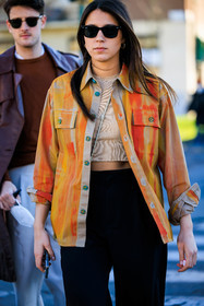 orange shirt, painted shirt, buttones shirt, cropped top, knitted top, beige top, black pants, rayban glasses, black sungalasses, fashion week, frenchystyle, FW, jonathan paciullo, street style, vertical, atmosphere details, detail