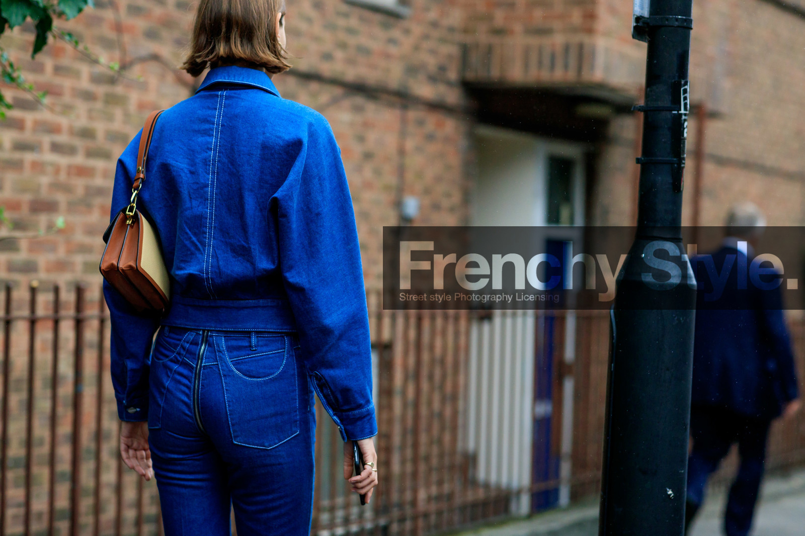 victoria sekrier, denim total look, denim jacket, blue jacket, blue jeans, flare jeans, back detail, zipper, fashion week, frenchystyle, FW, jonathan paciullo, street style, atmosphere details, horizontal, detail