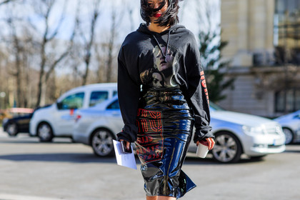 atmosphere details, AUTUMN WINTER 2016-2017, AW 16-17, black skirt, black sweater, detail, FALL WINTER 2016-2017, fashion week, frenchystyle, FW, FW 16-17, hoodie, horizontal, jonathan paciullo, leather shoes, leather skirt, long skirt, miu miu, PARIS, PFW, printed skirt, printed sweater, street style, Tiffany Hsu, varnished leather, vinyl, vêtements