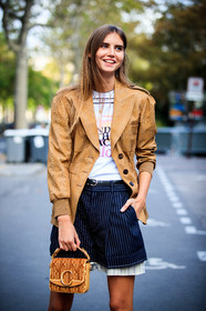 beige jacket, checked jacket, white t-shirt, letter printed t-shirt, striped shorts, navy blue shorts, camel leather bag, beige leather bag, geometrical printed bag, velvet bag, hand bag, fashion week, frenchystyle, FW, jonathan paciullo, street style, PFW, PARIS, SPRING SUMMER 2021, SS 21, vertical, atmosphere details, detail, model