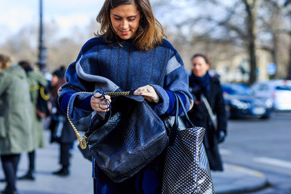 atmosphere details, AUTUMN WINTER 2016-2017, AW 16-17, black bag, blue sweater, detail, FALL WINTER 2016-2017, fashion week, frenchystyle, FW, FW 16-17, graphic bag, graphic sweater, horizontal, jonathan paciullo, leather bag, navy sweater, PARIS, PFW, printed bag, printed sweater, street style, striped sweater