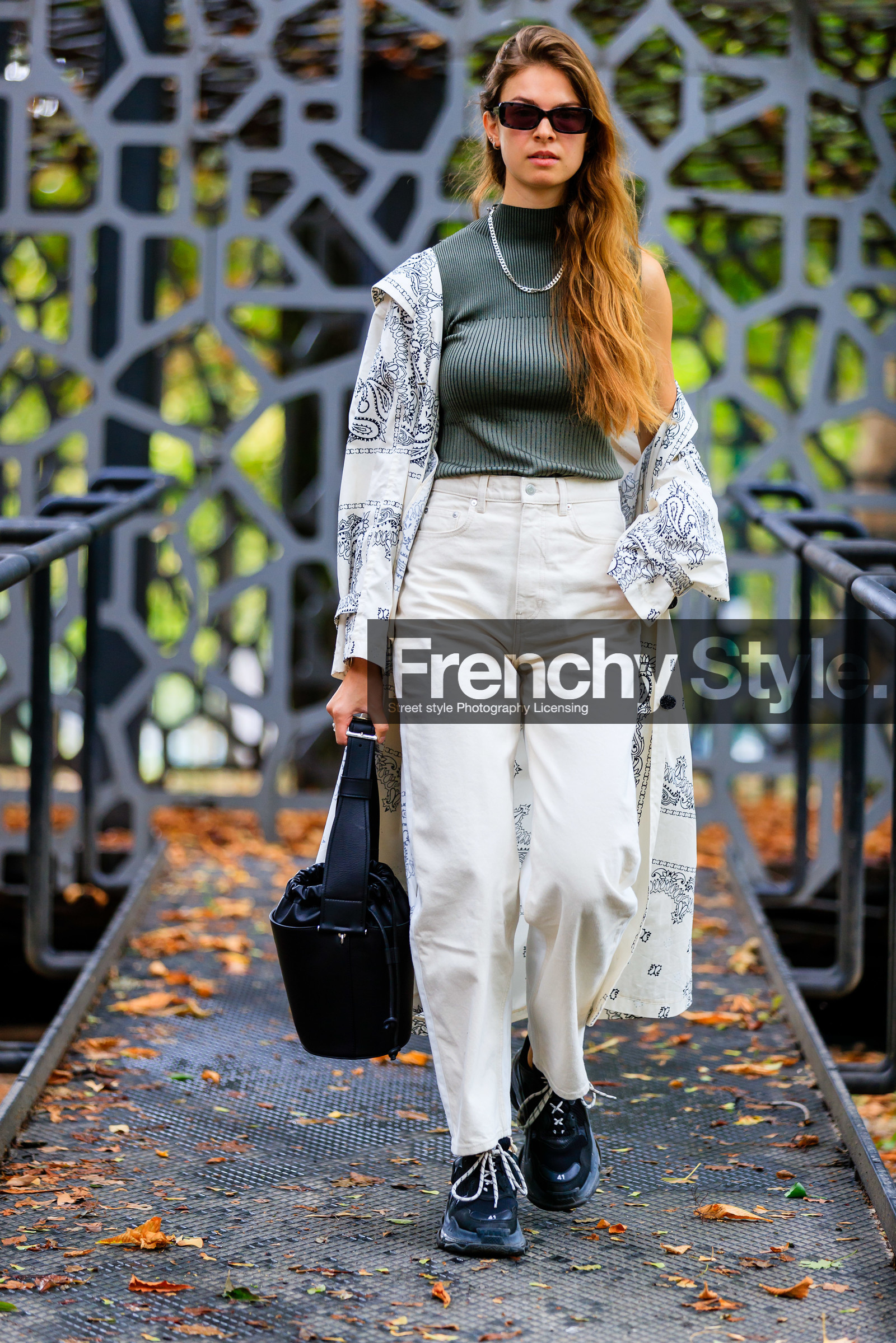 kaki top, knit top, knitwear, sleeveless top, white trench coat, white jacket, white jeans, long jacket, bandana printed jacket, bandana printed trenchcoat, cropped jeans, flare jeans, black sneackers, black leather bag, bucket bag, silvered necklace, printed trench coat, jacqueline zelwis, street style, jonathan paciullo, FW, frenchystyle, fashion week, MFW, MILAN, SPRING SUMMER 2021, SS 21, vertical, full length