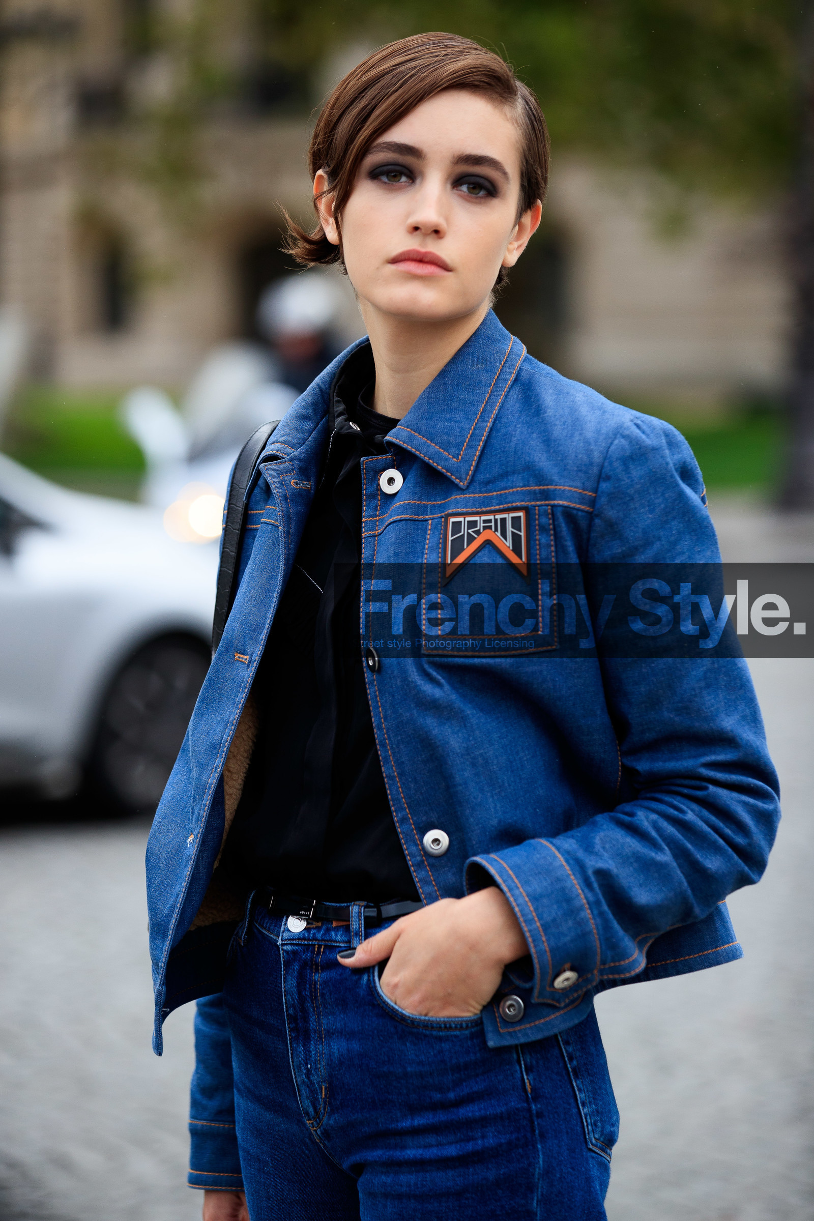 kim schell, denim, denim jacket, denim total look, blue jacket, blue jeans, make up, make up details, black eyeliner, black eyeshadows, prada jacket, hair details, PARIS, PFW, fashion week, frenchystyle, FW, jonathan paciullo, street style, SPRING SUMMER 2021, SS 21, vertical, atmosphere details, detail, model