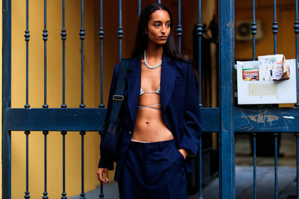 navy blue jacket, navy blue pants, navy blue suits, laced bra, silver necklace, big chain necklace, nose piercing, cropped top, bra, mona tougg, mona tougaard, street style, jonathan paciullo, FW, frenchystyle, fashion week, MFW, MILAN, SPRING SUMMER 2021, SS 21, horizontal, atmosphere details, detail, model