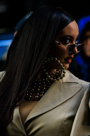 close up, details, jewelry, loop earrings, pearl necklace, pearl earrings, sunglasses, beige baggy trousers, faouzia, fashion week, frenchystyle, FW, jonathan paciullo, street style, NYFW, NEW YORK, AUTUMN WINTER 2022-2023, FALL WINTER 2022_2023, FW 22-23, vertical, atmosphere details