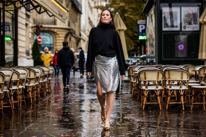 animal print, Astrid Boutrot, black heels, black turtleneck, earrings, heart earrings, heels, leopard shoes, paco rabanne skirt, silver skirt, skirt, split, turtleneck, yellow heels, fashion week, frenchystyle, FW, jonathan paciullo, street style, PFW, PARIS, SPRING SUMMER 2022, SS 22, horizontal, atmosphere details, full length