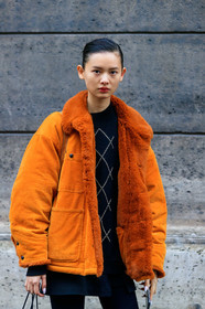 model, camel coat, orange coat, velvet coat, corduroy coat, fur coat, black pullover, checked pullover, nude make up, make up, make up details, fashion week, frenchystyle, FW, jonathan paciullo, street style, PFW, PARIS, vertical, atmosphere details, detail