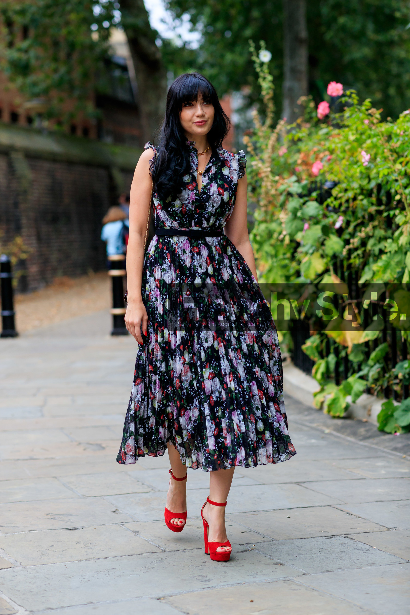 daisy lowe, floral printed dress, pleated dress, long dress, black dress, belted dress, sleeveless dress, red shoes, red shoes, red sandals, platform sandals, ruffle dress, fashion week, frenchystyle, FW, jonathan paciullo, street style, vertical, full length