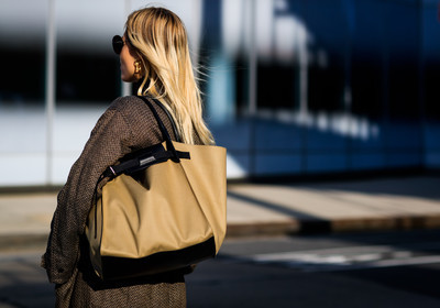 beige bag, grey coat, leather bag, sunglasses, street style, jonathan paciullo, FW, frenchystyle, fashion week, NYFW, NEW YORK, AUTUMN WINTER 2018-2019, AW 18-19, FALL WINTER 2018-2019, FW 18-19, atmosphere details, horizontal, detail, linda tol