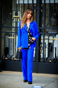 mara lafontan, blue jacket, blue pants, blue suits, black shirt, black leather bag, animal printed shirt, hand bag, bird printed shirt, fashion week, frenchystyle, FW, jonathan paciullo, street style, PFW, PARIS, SPRING SUMMER 2021, SS 21, vertical, full length