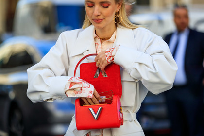 earrings, eyeshadow, leather bag, leonie hanne, louis vuitton, pink bag, pink dress, red bag, white jacket, fashion week, frenchystyle, FW, jonathan paciullo, street style, PFW, PARIS, AUTUMN WINTER 2019-2020, AW 19-20, FALL WINTER 2019-2020, FW 19-20, horizontal, atmosphere details, detail
