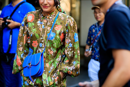 maria bernad, floral printed shirt, floral printed pants, floral print total look, silk shirt, silk pants, silk scarf, floral printed scarf, loose shirt, loose pants, pyjama look, brown shirt, brown pants, crossbody bag, blue leather bag, peter pilotto bag, fashion week, frenchystyle, FW, jonathan paciullo, street style, MFW, MILAN, SPRING SUMMER 2020, SS 20