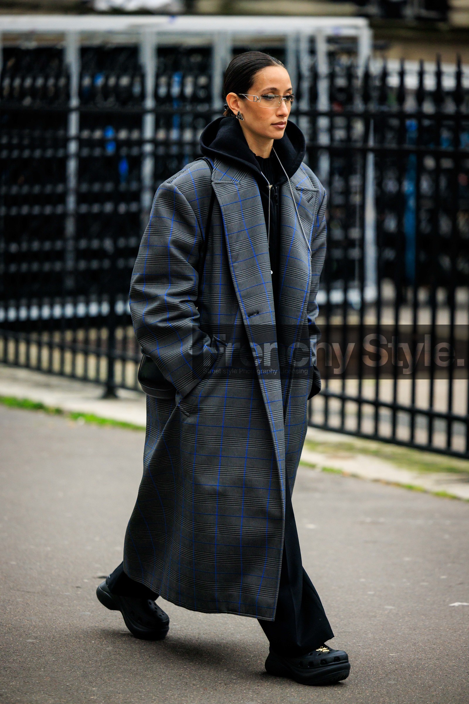 oversized coat, black hoodiee, grey coat, plaid coat, black trousers, black boots, bottega veneta shoes, long necklace, golden loops, transparent glasses, fashion week, frenchystyle, FW, jonathan paciullo, street style, PFW, PARIS, menswear, AUTUMN WINTER 2022-2023, FALL WINTER 2022-2023, FW 22-23, full length, vertical