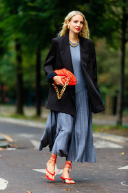 red leather bag, big chain strap bag, golden chain strap bag, bottega veneta bag, brown jacket, oversize jacket, golden earrings, golden necklace, big necklace, chain earrings, hoop earrings, red lipstick, red leather sandals, laced sandals, kitten heels sandals, bottega veneta shoes, long dress, pleated dress, knitwear, knit dress, grey dress, leonie hanne, street style, jonathan paciullo, FW, frenchystyle, fashion week, MFW, MILAN, SPRING SUMMER 2021, SS 21, vertical, full length