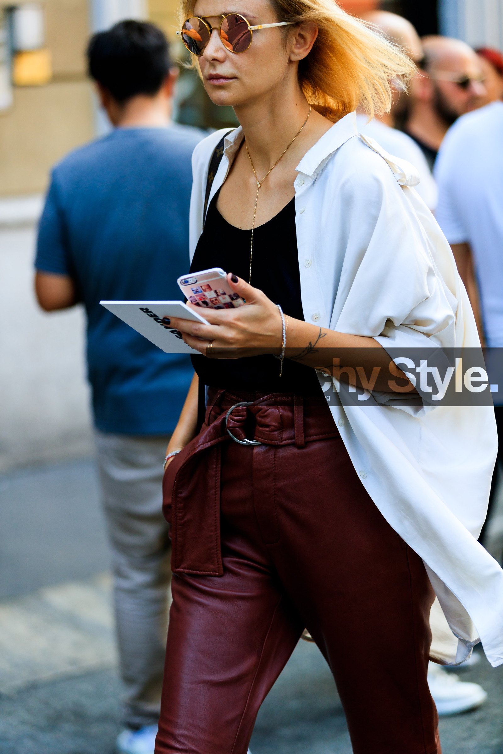 bordeaux, burgundy, iphone, leather pants, necklace, red pants, sunglasses, tattoos, trousers, white shirt, fashion week, frenchystyle, FW, jonathan paciullo, street style, MFW, MILAN, SPRING SUMMER 2019, SS 19, vertical, atmosphere details, detail