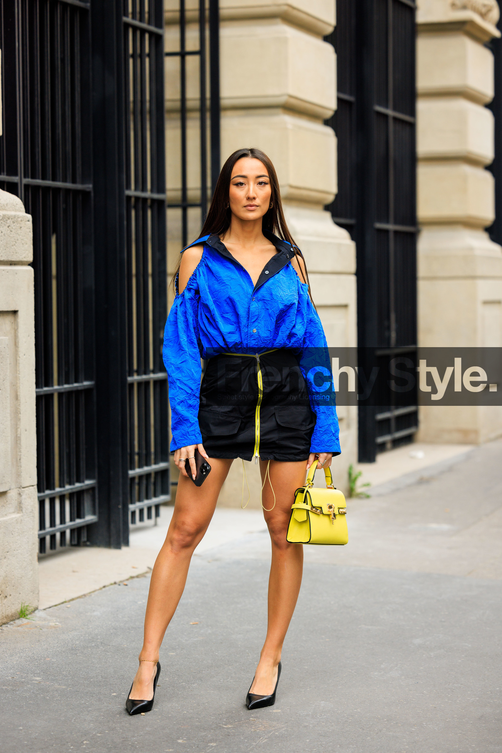 blue jacket, blue top, black skirt, zipped skirt, yellow bag, leather bag, golden earrings, loop earrings, fashion week, frenchystyle, FW, jonathan paciullo, street style, AUTUMN WINTER 2022-2023, FALL WINTER 2022_2023, FW 22-23, PFW, PARIS, vertical, full length