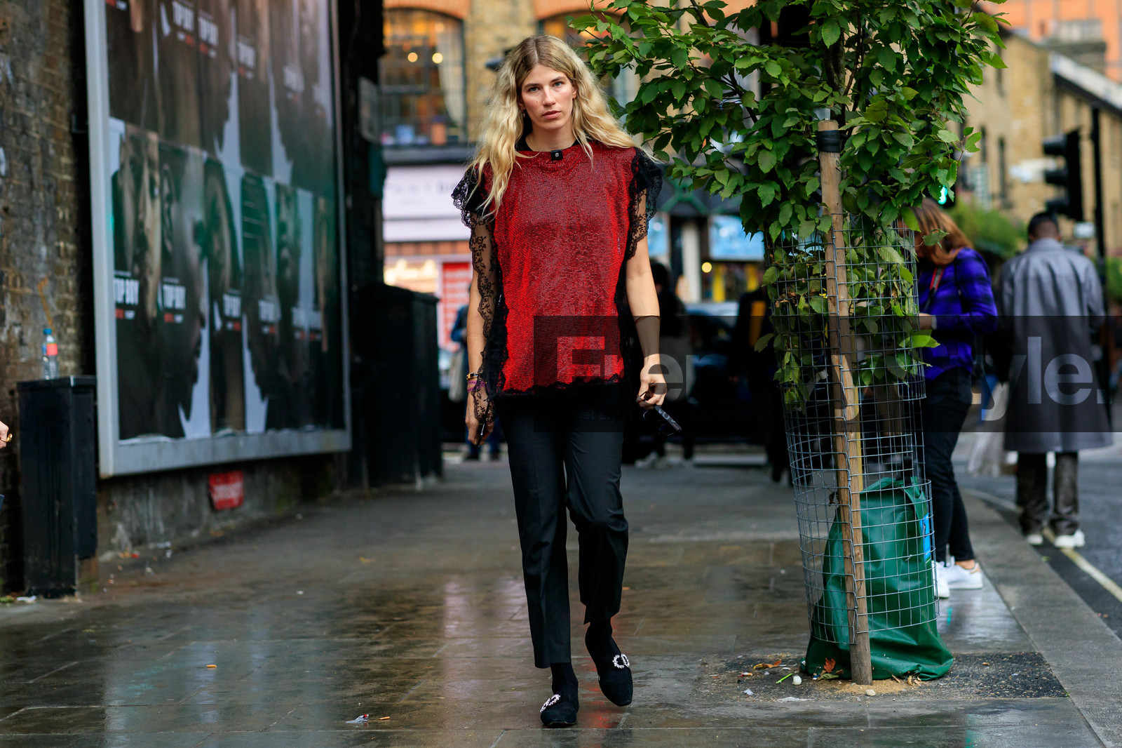 veronika heilbrunner, red top, sequins top, metalic top, black lace top, short sleeves top, black pants, cropped pants, flare pants, black socks, black shoes, flat shoes, strassed shoes, fashion week, frenchystyle, FW, jonathan paciullo, street style, atmosphere details, horizontal, full length