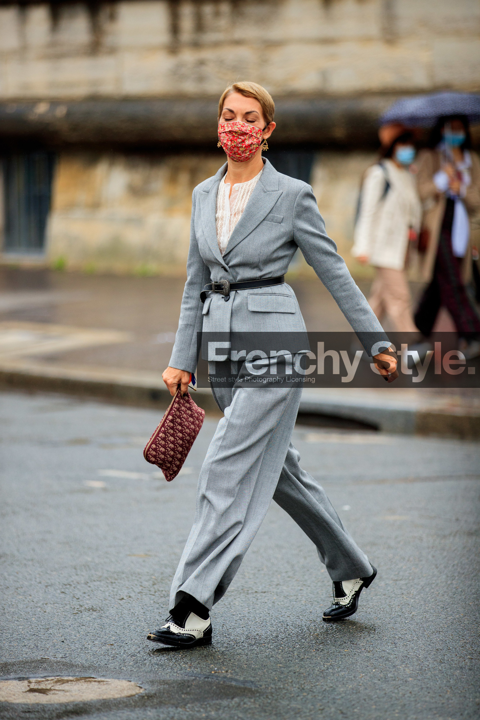 light grey jacket, light grey pants, belted jacket, burgundy bag, burgundy clutch, monogrammed bag, monogrammed clutch, dior bag, dior clutch, loose pants, black leather belt, black leather derbies, white leather derbies, light grey suits, fashion week, frenchystyle, FW, jonathan paciullo, street style, PFW, PARIS, SPRING SUMMER 2021, SS 21, vertical, full length
