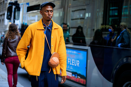 yellow jacket, yellow shirt, orange shirt, orange jacket, overshirt jacket, pleated jacket, pleated shirt, pleated pants, navy blue pants, navy blue top, cap, camel leather bag, j w anderson bag, crossbody bag, black cap, prada cap, fashion week, frenchystyle, FW, jonathan paciullo, street style, PFW, PARIS, SPRING SUMMER 2022, SS 22, horizontal, atmosphere details, detail
