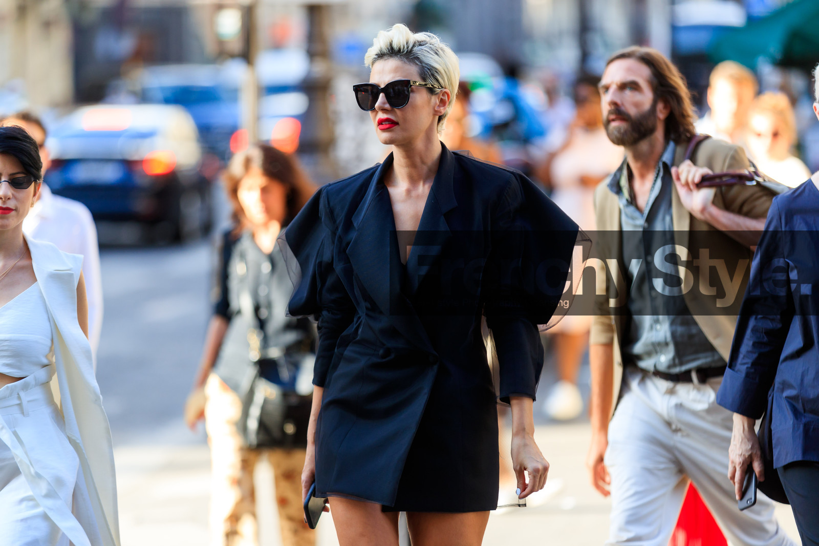black dress, red lips, short hair, sunglasses, fashion week, frenchystyle, FW, jonathan paciullo, street style, PFW, PARIS, horizontal, atmosphere details, detail, AUTUMN WINTER 2018-2019, FALL WINTER 2018-2019, FW 18-19