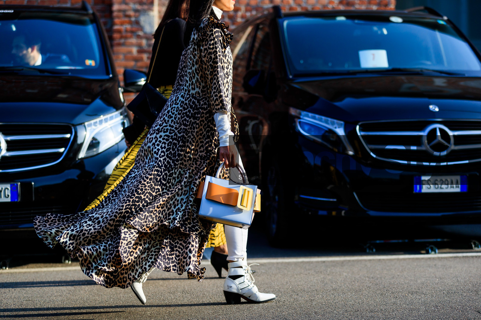 animal print, denim pants, graphic jacket, jeans, leather bag, leather shoes, leopard, printed jacket, trousers, white bag, white denim, white shoes, fashion week, frenchystyle, FW, jonathan paciullo, street style, MFW, MILAN, AUTUMN WINTER 2019-2020, AW 19-20, FALL WINTER 2019-2020, FW 19-20, atmosphere details, detail, horizontal