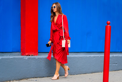 atmosphere details, fashion week, frenchystyle, full length, FW, high heels, horizontal, jonathan paciullo, leather bag, leather shoes, NEW YORK, NYFW, pink shoes, red dress, SPRING SUMMER 2018, SS 18, street style, sunglasses, white bag