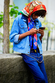 hair scarf, red scarf, chain printed scarf, denim, denim jacket, denim total look, blue jacket, blue jeans, wrangler jacket, chain belt, silvered belt, blue scarf, fashion week, frenchystyle, FW, jonathan paciullo, street style, PFW, PARIS, SPRING SUMMER 2021, SS 21, vertical, atmosphere details, detail