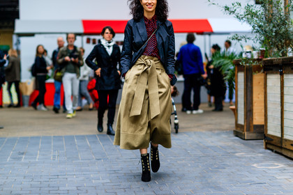 atmosphere details, beige pants, black boots, black coat, black jacket, caroline issa, detail, fashion week, frenchystyle, FW, high heels, horizontal, jonathan paciullo, leather boots, leather shoes, LFW, LONDON, oversize, polka dot, printed shirt, SPRING SUMMER 2017, SS 17, street style, trousers, wide pants, woman