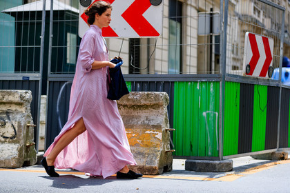 black bag, black shoes, leather bag, leather shoes, pink dress, fashion week, frenchystyle, FW, jonathan paciullo, street style, PFW, PARIS, atmosphere details, horizontal, full length, AUTUMN WINTER 2018-2019, FALL WINTER 2018-2019, FW 18-19