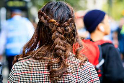 braids, brown coat, checked, houndstooth pattern, plaid, fashion week, frenchystyle, FW, jonathan paciullo, street style, LFW, LONDON, SPRING SUMMER 2019, SS 19, atmosphere details, horizontal, detail