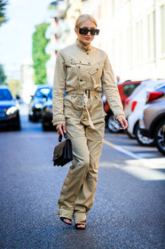 black sunglasses, big sunglasses, square shape glasses, jumpsuit, long sleeves jumpsuit, kaki jumpsuit, belted jumpsuit, military jumpsuit, black leather bag, black bag, hand bag, fashion week, frenchystyle, FW, jonathan paciullo, street style, MFW, MILAN, SPRING SUMMER 2021, SS 21, vertical, full length